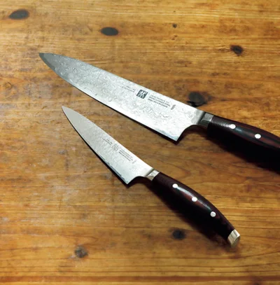 ツヴィリング　ツインセルマックス　MD67（上）シェフナイフ（下）ペティナイフ　▷（上）刃渡り20cm ￥49,500、（下）刃渡り13cm ￥35,200／ツヴィリング J. A.ヘンケルスジャパン