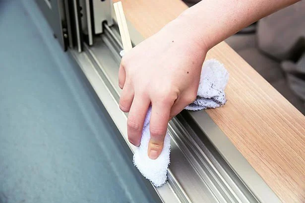 割り箸に雑巾に巻きつけたもので、溝をグイッ！　蓄積物を一掃する