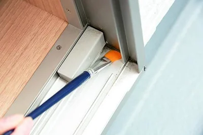 隅にたまった砂は、使い古した筆でかき出す