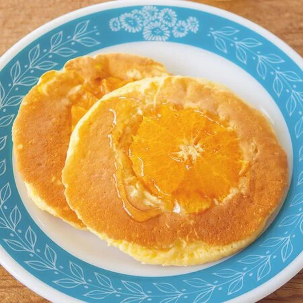 【画像を見る】果実をのせてフレッシュに！「オレンジのパンケーキ」