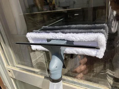 モップで汚れをゴシゴシ