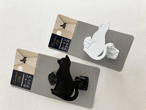 ネコがカーテンをキュッとおまとめ！【セリア】の「カーテンクリップ」