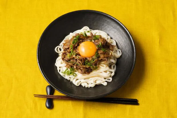 「プチッとうどん 釜玉うどん」を使ってアレンジ。卵黄をとろ～りからめてどうぞ！