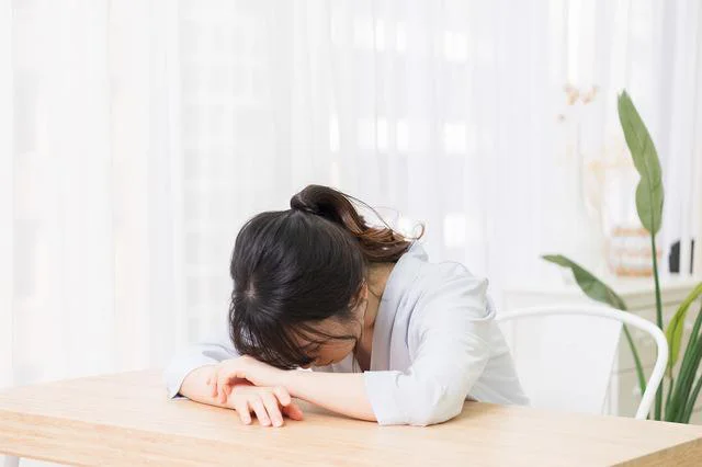20時過ぎたら帰りなさいコール…30過ぎても過干渉な母。恩はあるけど離れたい【お悩み相談】