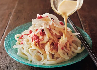 マヨめんつゆに梅干しの酸味がマッチ「梅おかかオニオンうどん」