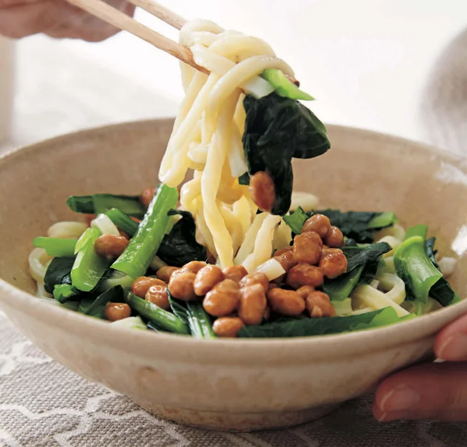 付属のたれで味つけの手間いらず「小松菜うどんの納豆ぶっかけ」