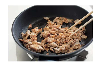 豚肉はカリッとこうばしく炒めて味のアクセントに【カリカリ豚の中華風焼きうどん】