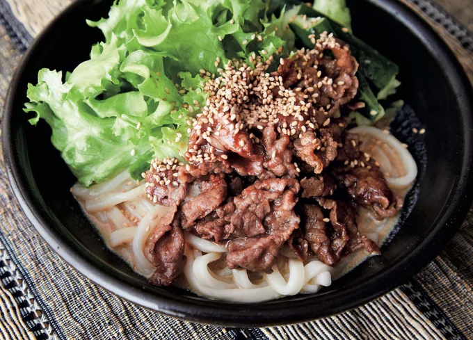 肉も野菜もたっぷり！「焼き肉サラダうどん」