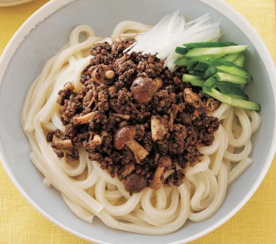 きのこ入りで食べごたえがさらにアップ！「じゃじゃ麺風肉みそうどん」