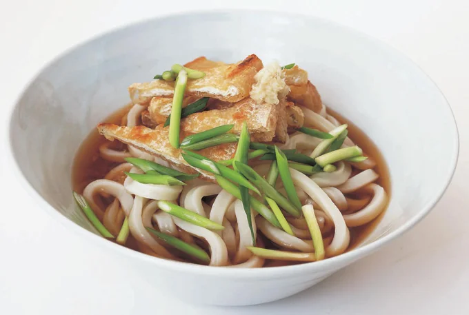 【画像】ねぎとしょうがの香味でさっぱり食べられる「ねぎたっぷり冷やしきつねうどん」