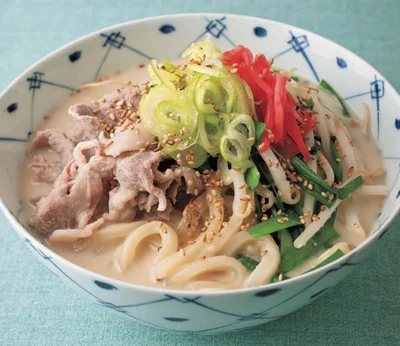 濃厚スープでやみつきのおいしさ「とんこつ風うどん」