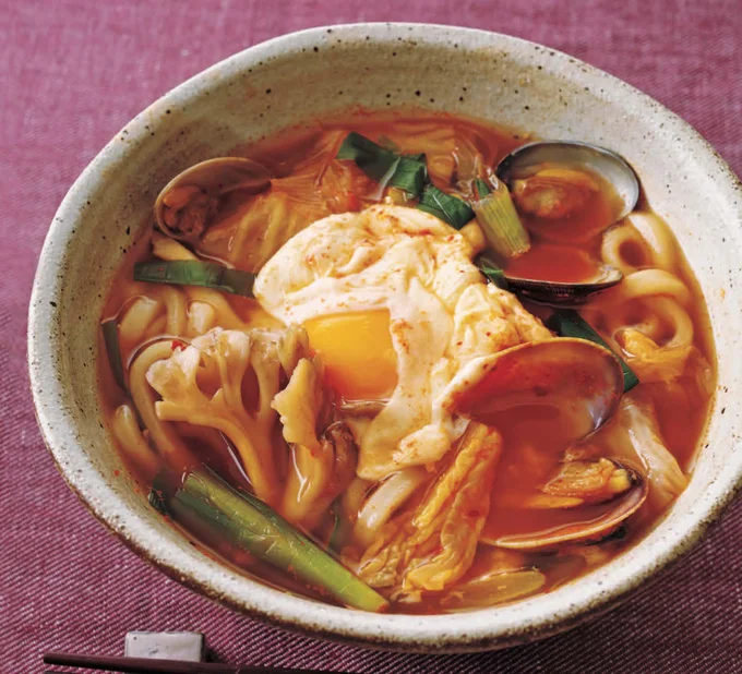 【画像】キムチとあさりのうまみがうどんに染みる〜!「キムチ煮込みうどん」