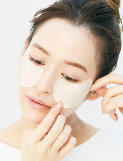 美白有効成分トラネキサム酸や独自の透明感アップ成分をたっぷり含んだ目もとマスク。切り込みがあり顔に沿う。
