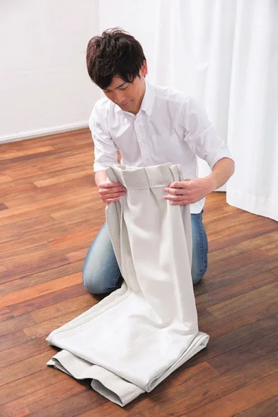 【写真を見る】カーテンを洗濯ネットの大きさに合わせてびょうぶ畳みにする