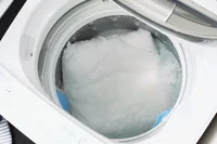 【洗濯の知恵】洗いにくいクッションは洗濯機で○○をするとキレイに！