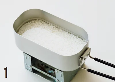 ご飯の炊き方１▷洗った米と水を適量入れて30分ほど吸水させる。