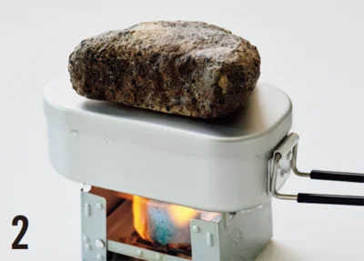 ご飯の炊き方２▷固形燃料に着火し、ふたが上がってきたらおもしをする。