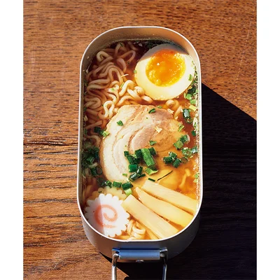 インスタントラーメン▷「メスティンでお湯を沸かしたら麺と付属の調味料を入れて煮て、好きな具をのせたら完成！ 麺と具を食べたあとにご飯を入れて再加熱すればリゾット風に。スープも飲み切れてムダなし」（Pさん）