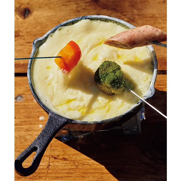 チーズフォンデュ▷「好みの野菜やウインナーはあらかじめゆでておきます。チーズと牛乳をスキレットに入れて火にかけ、トロトロになったところで、串に刺した食材にチーズをつけて食べます」(いそべさん)