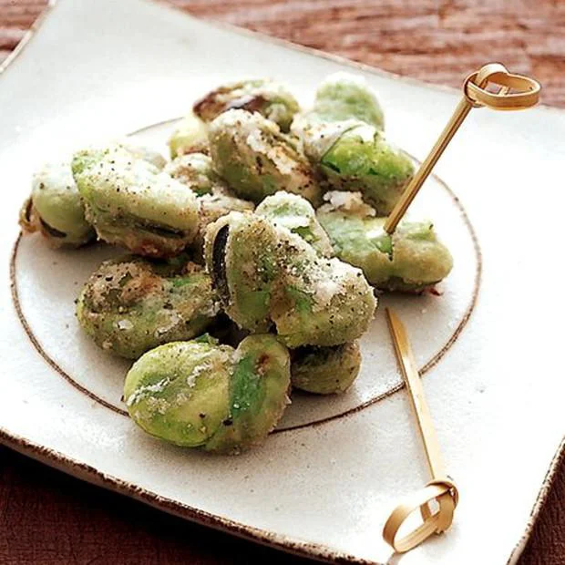 【画像を見る】衣はカリッ、中はほくほく!「揚げ焼きそら豆」