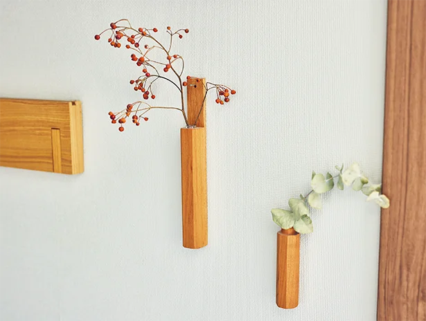 七尾さんは壁にピンでつけられるインテリア性の高い木製の一輪挿しも活用。