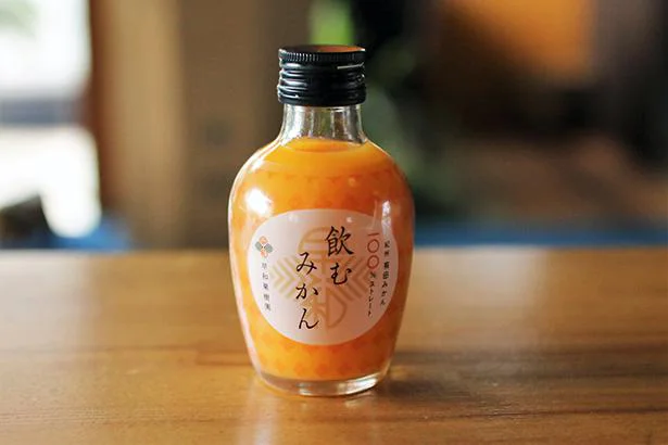 【画像】180mlの小瓶に鮮やかな橙色が光ります。