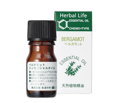 ビターオレンジの果皮から得られる精油。▷ベルガモットエッセンシャルオイル 3ml ￥660／生活の木