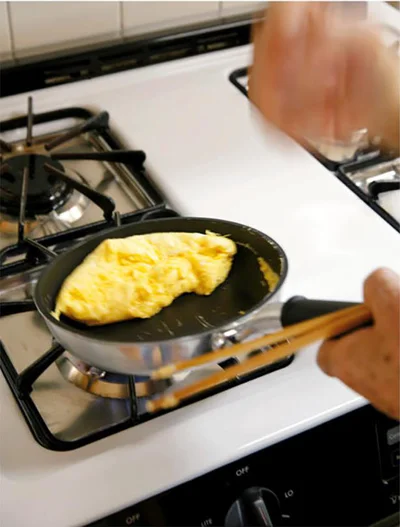 ナイフで切ると、トロッと卵がこばれそうなオムレツに挑戦してみてください