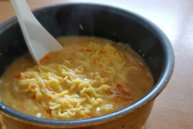 インスタントラーメンをアレンジした酸辣湯麺