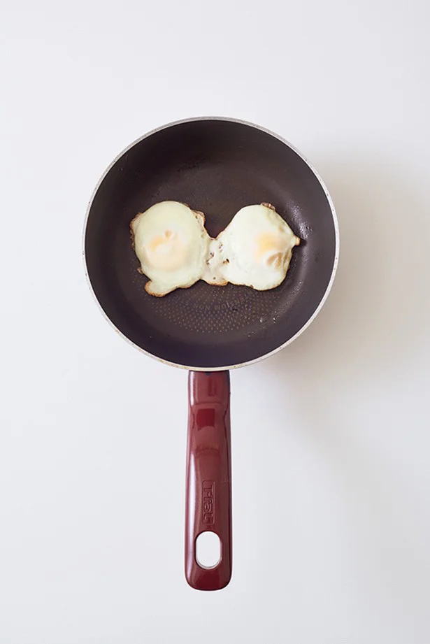凍ったまま半分に切って焼けば、1つの卵でミニ目玉焼きが2つできる！
