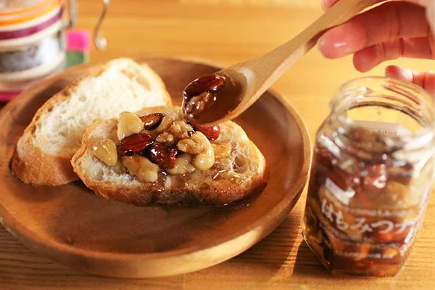 3種類のナッツをたっぷり漬け込んだ、食べるはちみつ。