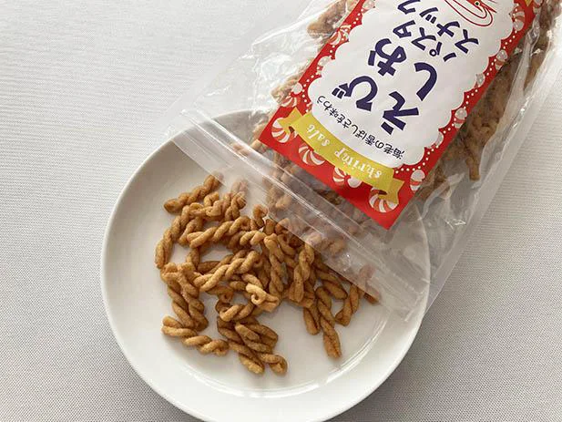 こんがり揚がった見た目がいかにも香ばしそうな「えびしおパスタスナック」