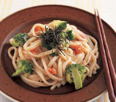 卵黄をからめてまろやかな味わい「明太カルボうどん」