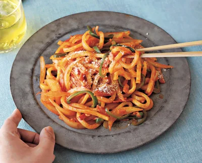 もちもち麺にコクありソースが絡んで絶品「ナポリタンうどん」