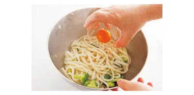 熱いうちに卵黄をからめるのがポイント【明太カルボうどん】