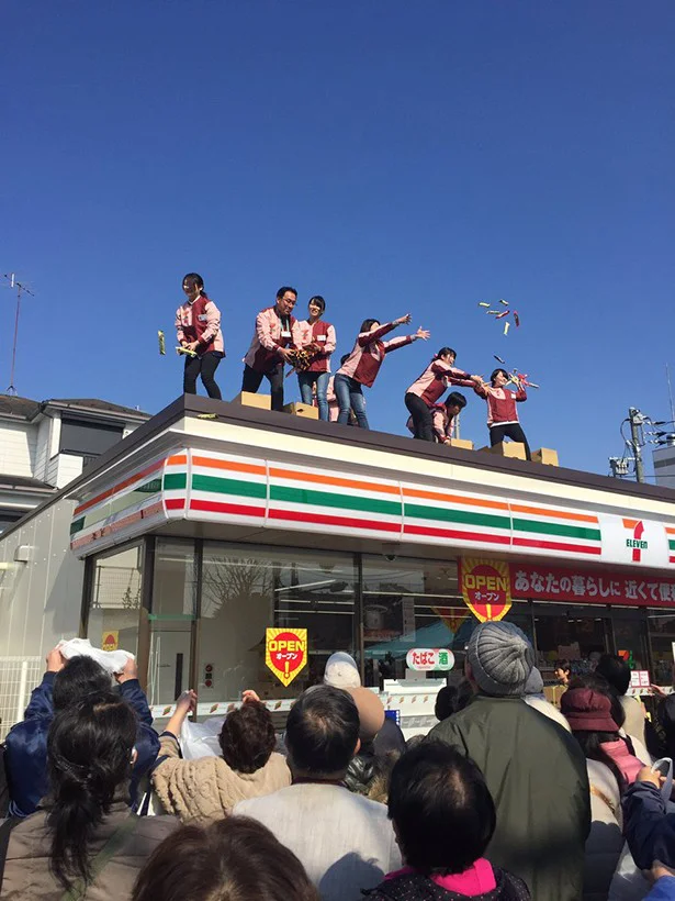 セブンイレブン出店で屋根から餅まき！？ 「初出店」で異常に盛り上がる全国のチェーン店