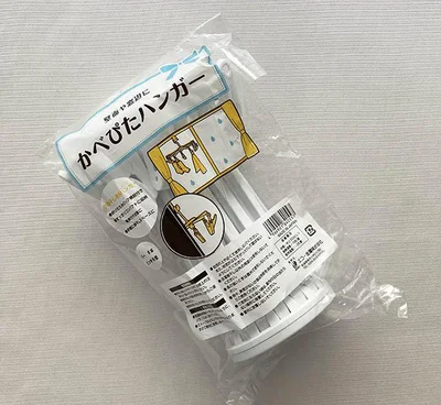壁面や窓辺に掛けても傾かない！「かべぴたハンガー」