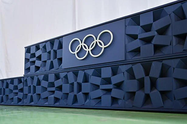 【画像を見る】東京2020オリンピック表彰台。オリンピックエンブレムの「組市松紋」のデザインが取り入れられています。