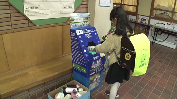 学校での使用済みプラスチックごみ回収の様子