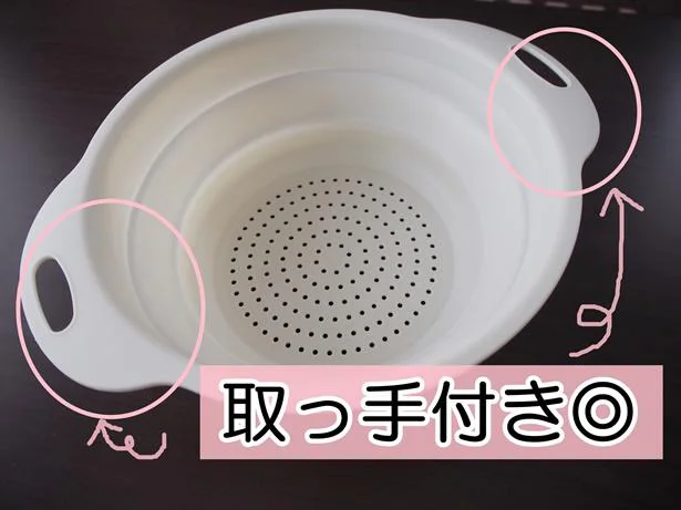 【画像を見る】取っ手付きだから持ちやすい!フックに掛けて収納もOK