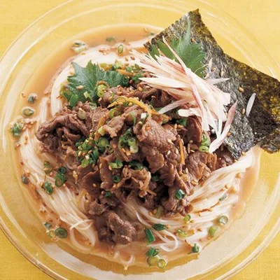 【画像を見る】青じそやみょうがをちらして！「まんぷく肉そうめん」