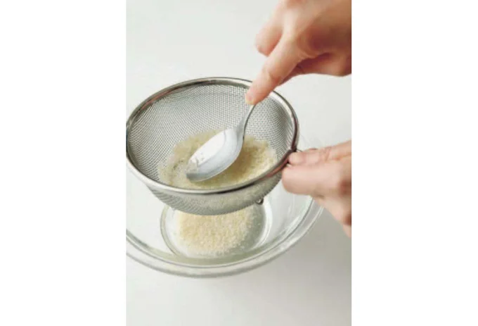 パン粉をざるでこして細かくすることで、吸油率ダウン!【ささ身のチキンカツ】