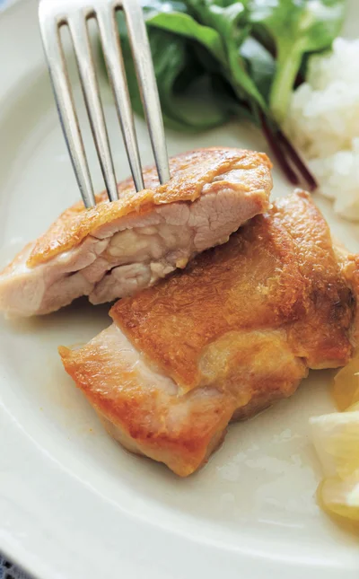 肉の油でカリッとこうばしく焼く「カリカリチキン」