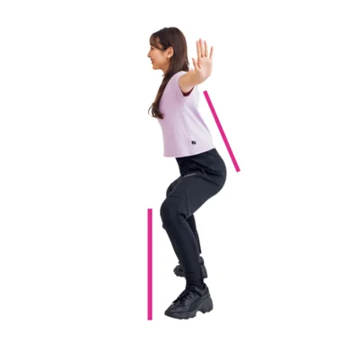 腰を落としたときも背筋はまっすぐに、ひざの位置がつま先より前に出ないのがポイント。