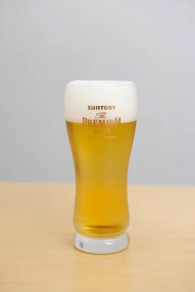 【写真を見る】見た目にも美しく、飲んでおいしいビールの黄金比率はビール7対泡3。