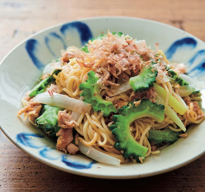 削りがつおで和風の味わい「ツナとゴーヤーの焼きそば」