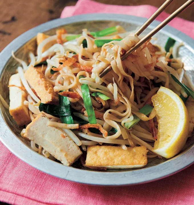 【画像】オイスターソースがしみた厚揚げ入りでお腹も満足！「パッタイ風炒め麺」