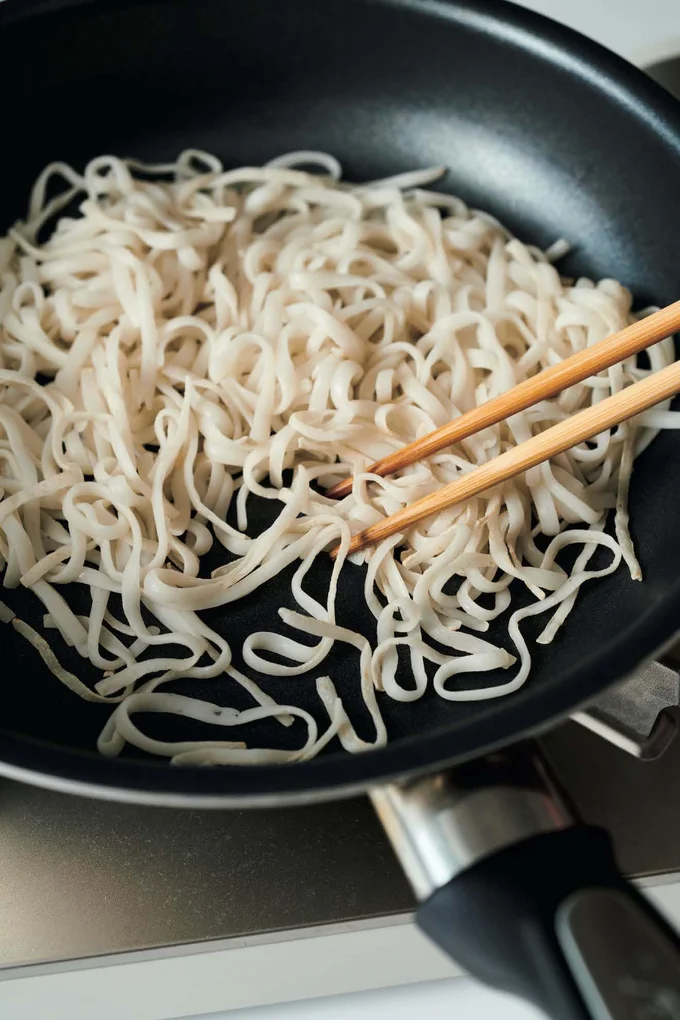 麺は、フッ素樹脂加工のフライパンを使い、強めの中火でからいりして水分をとばす。