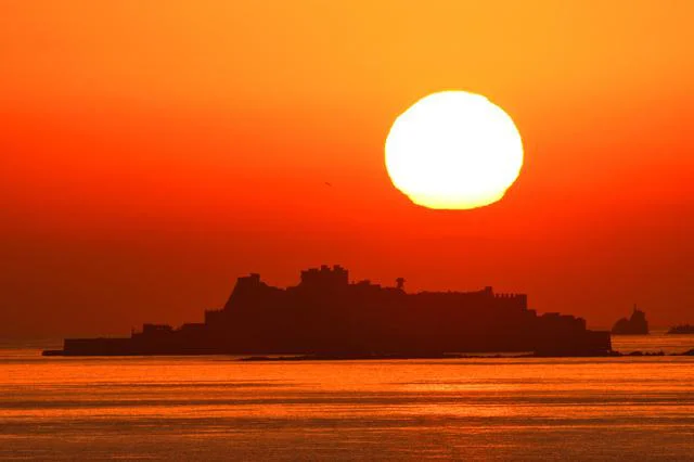 昼間の太陽より沈む太陽のほうが大きく見えるのはどうして？／誰かに話したくなる地球の雑学