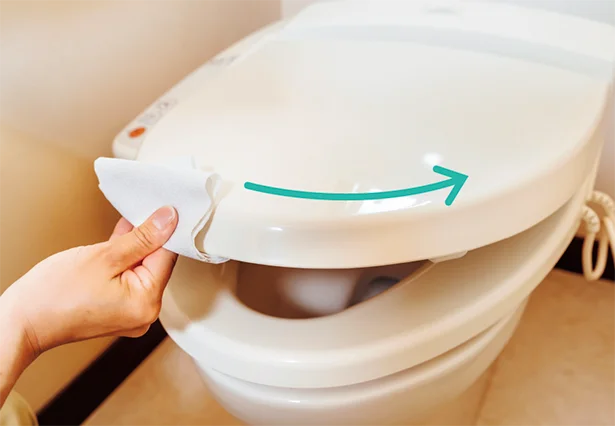 トイレから出る前、トイレットペーパーを取り、手に触れるスポットを一方向になでるように拭きます。5カ所を一連の流れでさっと拭き、汚れた面に触れないようにして、トイレに流して。